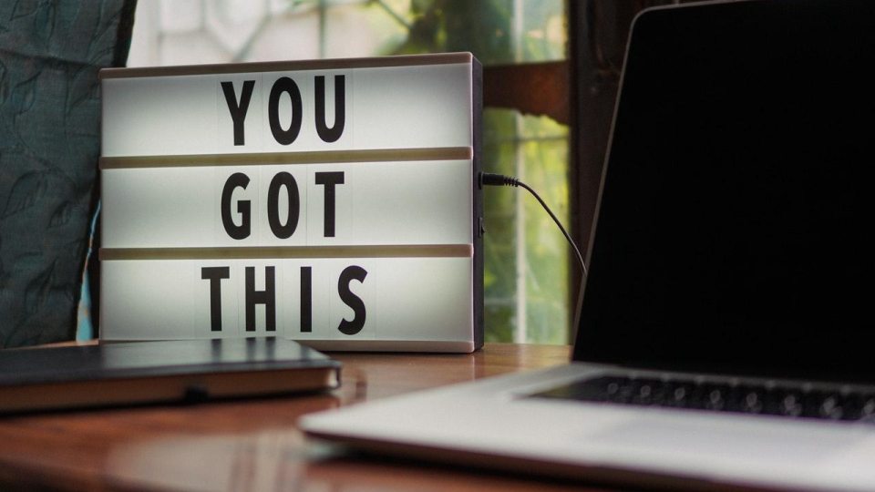 A laptop and a sign on a desk that says &quot;You got this.&quot; (Pexels, Prateek Katyal)