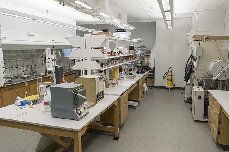  A well-equipped, unoccupied chemistry research laboratory.