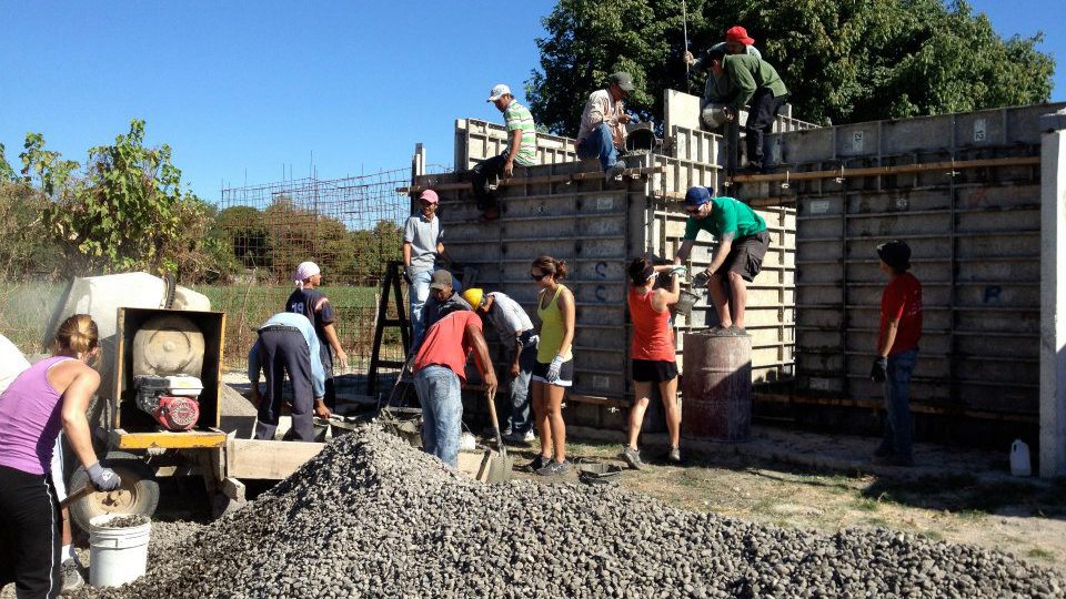 Students help build in Dominican Republic