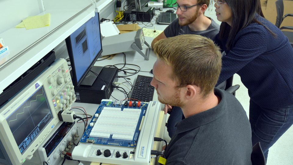 Students, faculty mentor work on energy research