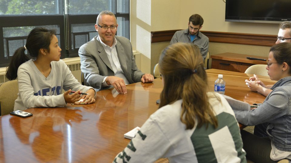 School of Business alumnus Kevin Stickles working with students
