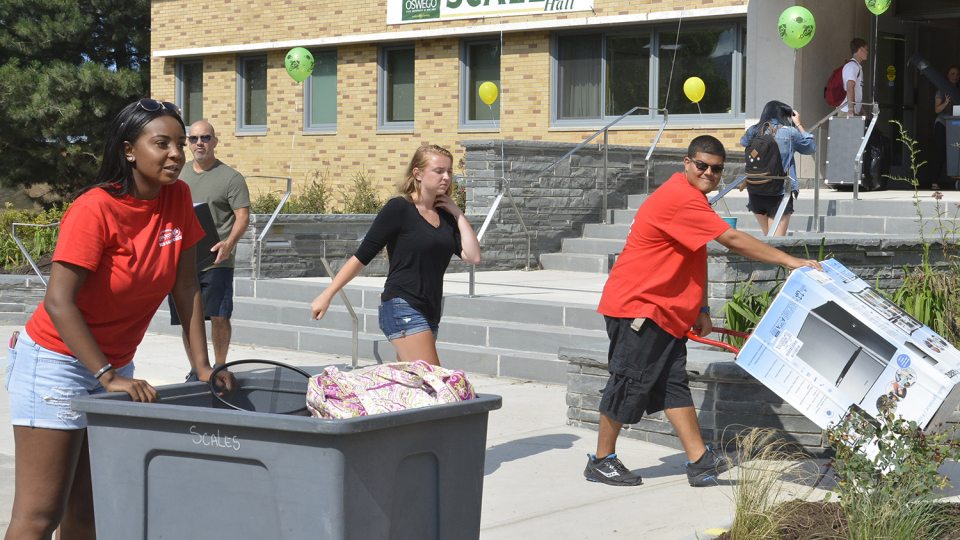 Red Carpet Crew helping students move in