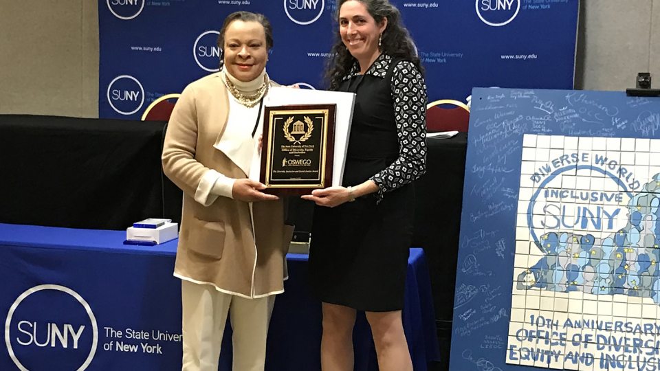 Jerald Woolfolk, Gwen Kay hold SUNY diversity award