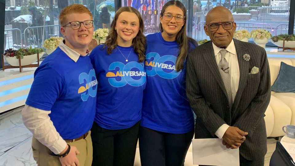 Al Roker poses with three SUNY Oswego alumni who took his class