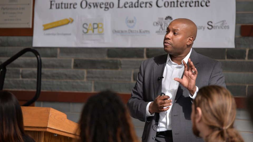 Saleem M. Cheeks ’01 engages with students and members of the SUNY Oswego community at the Future Oswego Leaders Conference, held on campus in 2016.