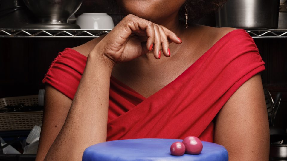 In her one-woman show, “Makin’ Cake,” Dasha Kelly Hamilton slices into American history exploring race, culture and class with aha-moments and poignant vignettes, digital media and a supporting cast of two on-stage bakers.