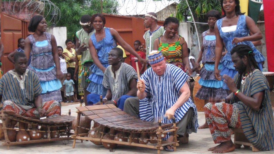 Saakumu Dance Troupe performing