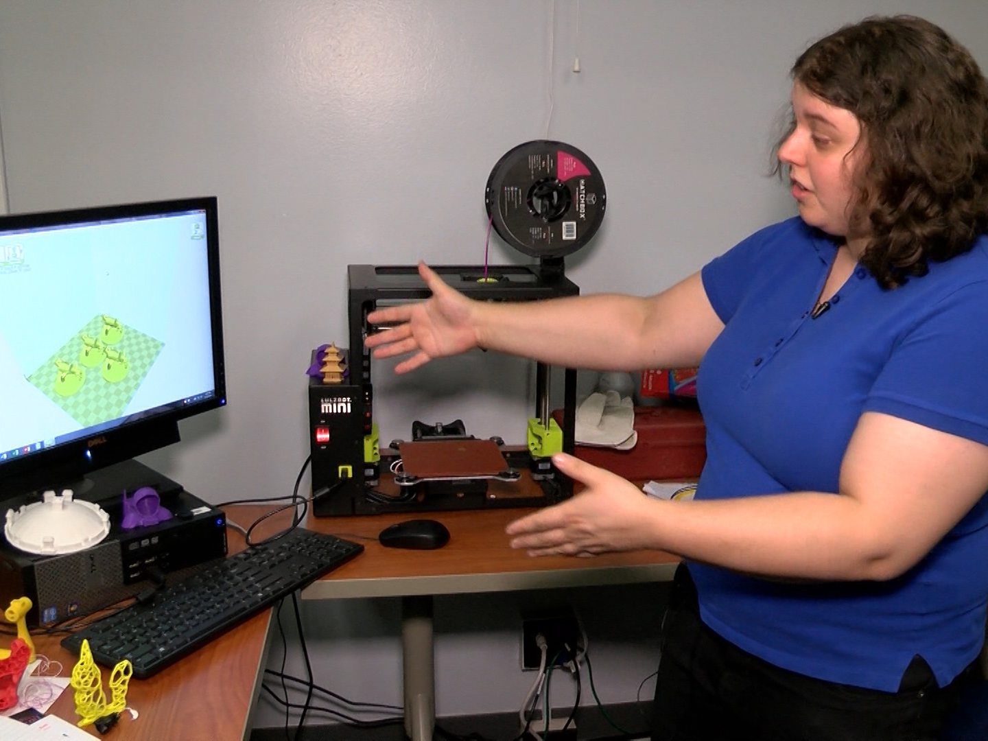 Sharona Ginsberg showing a 3D printer/computer station