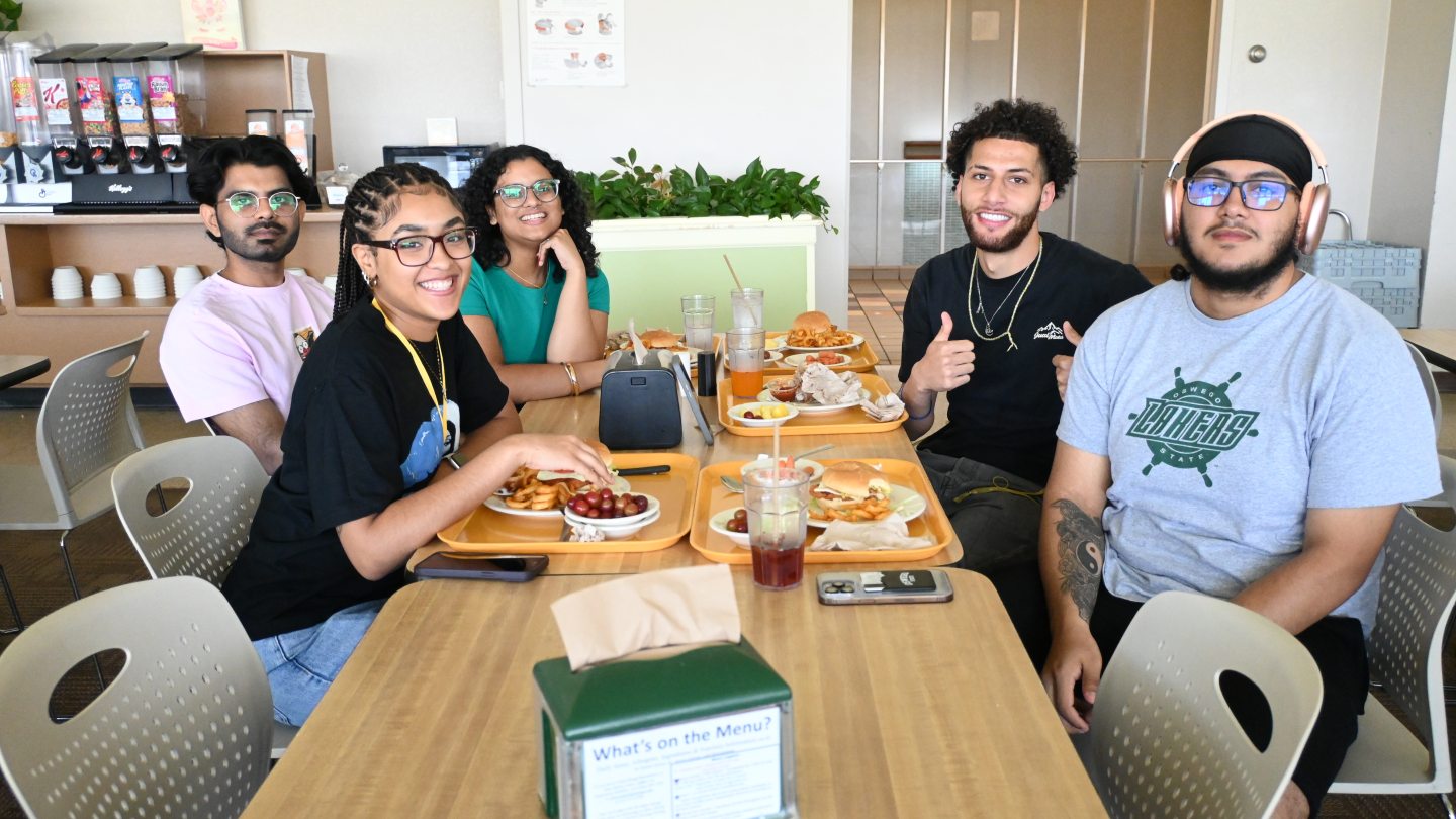 New students eating lunch together at Summer Orientation