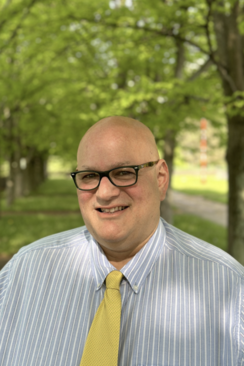 Headshot of Dan Ofstein outside