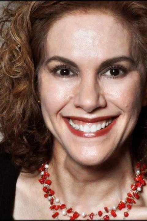headshot of Ligia Pinheiro